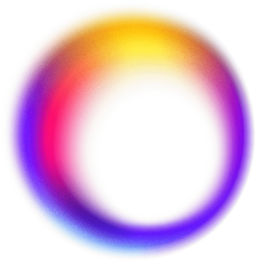 Suasana asri Maja Koffie dengan meja kayu dan pohon-pohon hijau di sekitarnya.